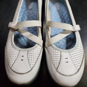 👉 2/10 or 3/15 White flat shoes 8.5